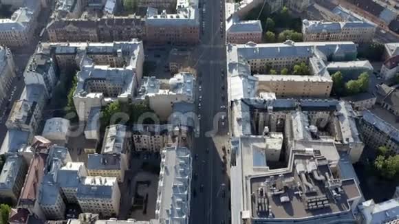以迷宫形式的狭窄街道的历史城市中心空中摄影视频的预览图