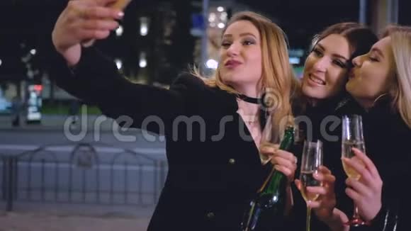 女孩之夜庆祝派对心情城市灯视频的预览图