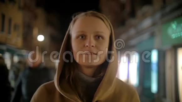 在街上戴面具的女人视频的预览图
