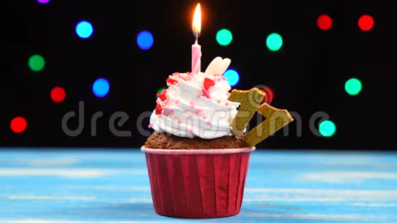 带有蜡烛的美味生日蛋糕和11号的彩色模糊灯光背景视频的预览图
