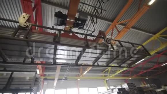 吊车梁在工厂仓库中移动一堆铝型材重型冶金工业产品视频的预览图