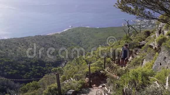 男性徒步旅行者在悬崖上移动视频的预览图