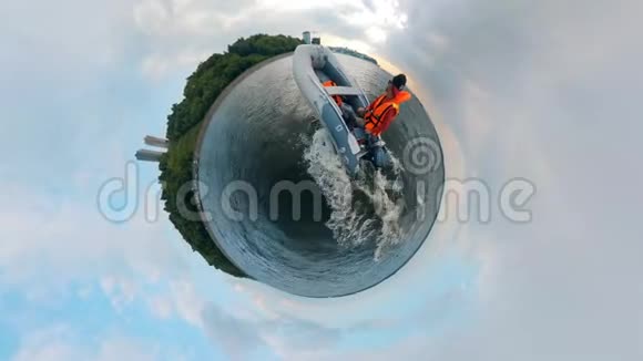 一个人漂浮在360度全景的动力船上视频的预览图