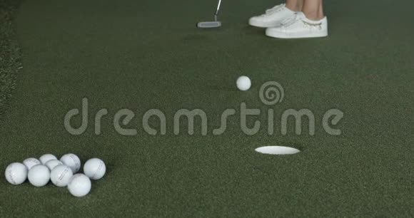 有人在打高尔夫球视频的预览图