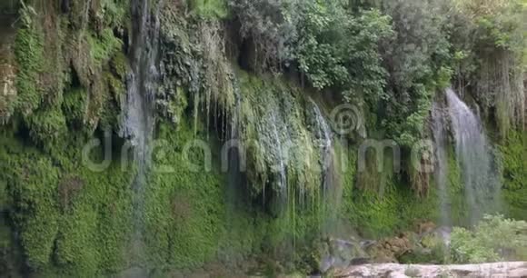 土耳其安塔利亚公园的悬崖上有很多小瀑布4k视频的预览图