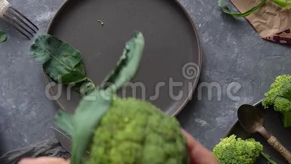 雌性手拿着盘子里的花椰菜视频的预览图
