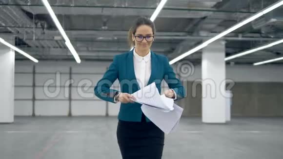 女经理在空中抛出文件后正在跳一支欢快的舞蹈视频的预览图