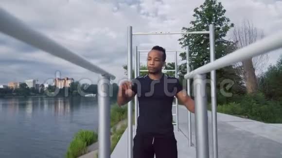 美国黑人运动员做双杠腹部运动视频的预览图
