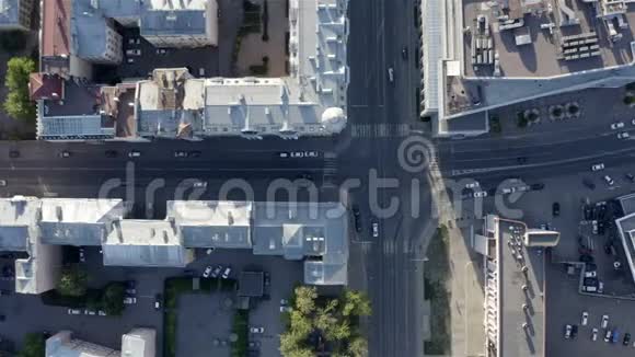 市中心城区狭窄道路交通顶级射击视频的预览图