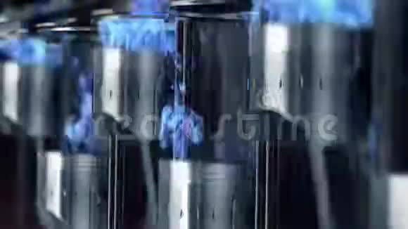 缓慢运动的发动机的特写镜头蓝色的燃料爆炸视频的预览图