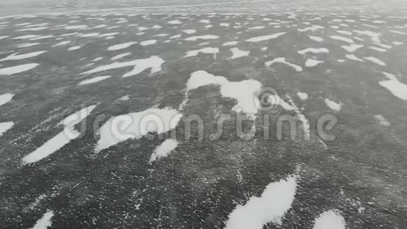 空中透视图美丽的冰质地冻结贝加尔湖表面从上面捕捉到无人机冬天视频的预览图