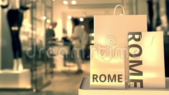 纸质购物袋与罗马文字对抗模糊商店意大利购物相关剪辑视频的预览图
