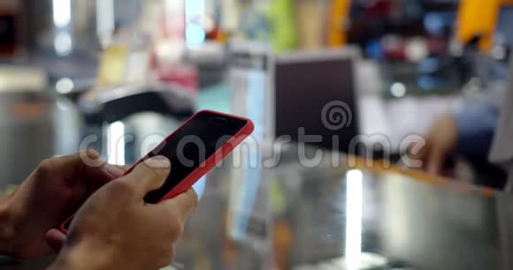 年轻穆斯林男子用智能手机扫描二维码付款视频的预览图