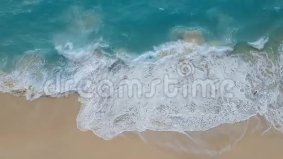 海边或带沙滩的海浪可俯瞰海景视频的预览图