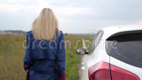 女孩坐在汽车的车轮后面视频的预览图