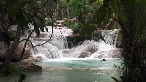 老挝琅勃拉邦附近的匡寺瀑布视频的预览图
