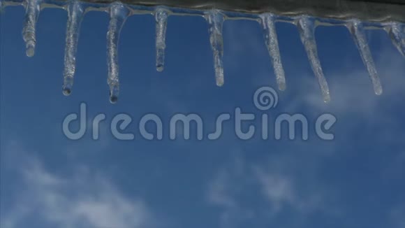 冬天的冰柱顶着蓝天大大小小的冰柱在阳光下融化冬末时代变迁视频的预览图