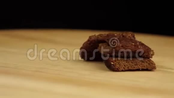 黑色黑麦饼干旋转360度视频的预览图
