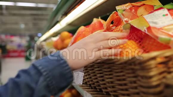 在超市购物女性手选择橘子包装视频的预览图