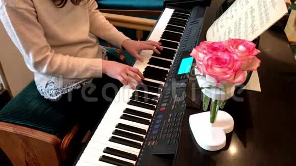 美女双手弹奏钢琴浪漫旋律的细节视频的预览图