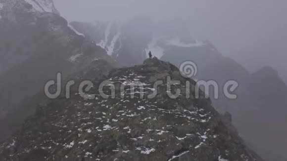 自然摄影师带着相机拍摄站在山顶美丽的自然挪威视频的预览图