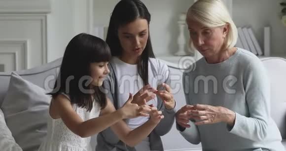幸福三代家庭奶奶妈妈和孙子一起玩耍视频的预览图