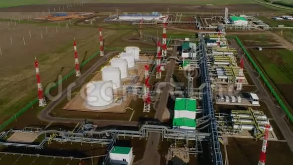 天然气和炼油厂与油罐的空中运动视频的预览图