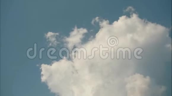 在蓝天上飘来飘去的蓬松移动的云的时间流逝视频的预览图