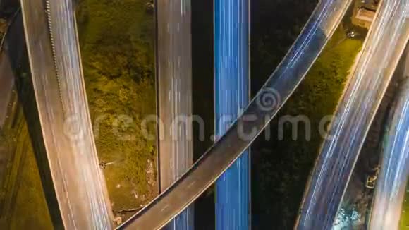 夜间高速公路立交交通的空中拍摄4KUHD延时背景视频的预览图