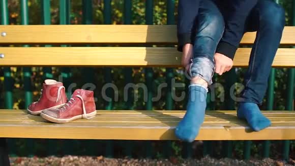 坐在长凳上的人会把牛仔裤弄直视频的预览图