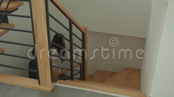 年轻的白种人夫妇爬上楼梯双手环视着一套新买的公寓兴奋不已视频的预览图