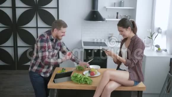 疯狂的家庭有趣的开朗的男人在到处闲逛用蔬菜做鬼脸女人拍照视频的预览图