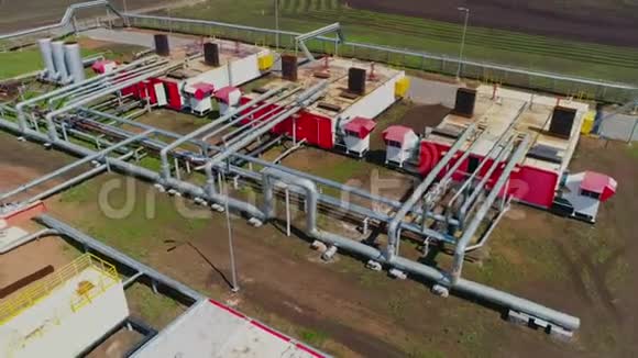 拥有炼油厂综合天线的泵站视频的预览图