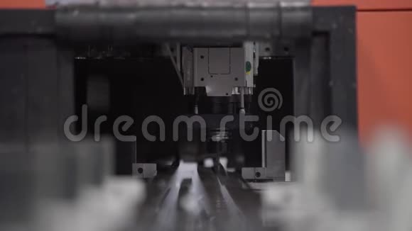 钻孔数控机床加工铝型材重工业的现代工具高精度制造视频的预览图