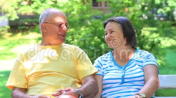 年长夫妇一起放松视频的预览图