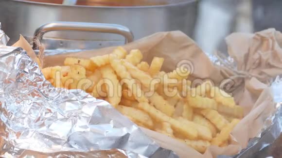用铝箔包裹的炸薯条在市场食品摊视频的预览图