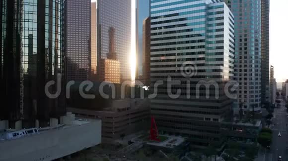 洛杉矶市中心金融区摩天大楼旁边的太阳慢慢升起视频的预览图