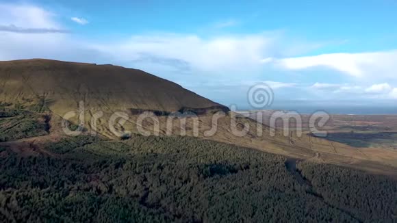 在爱尔兰斯利戈县的本维斯金山脉飞行视频的预览图