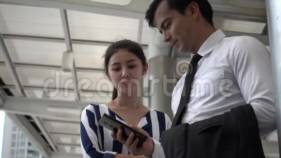 女商人男情侣用手机调情视频的预览图