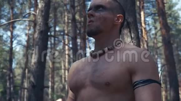在森林里一个脸上有黑漆漆的古代战士视频的预览图