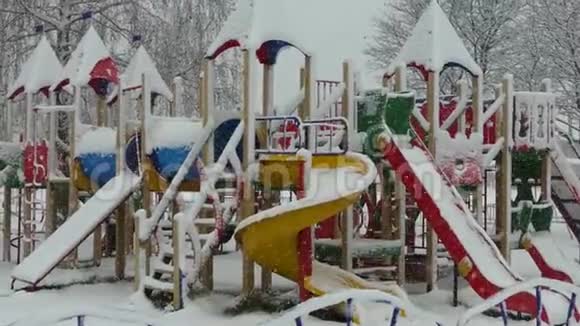 雪地里的游乐场视频的预览图