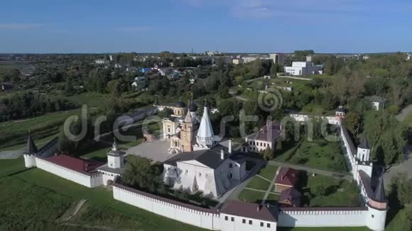 旧的Staritsky神圣假设修道院的景色空中录像视频的预览图