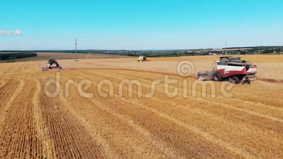 农业机器在阳光下收割小麦视频的预览图