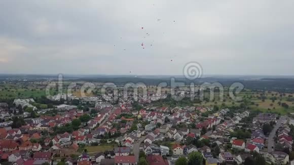 红白相间的气球在德国城市上空飞行空中射击4k视频的预览图