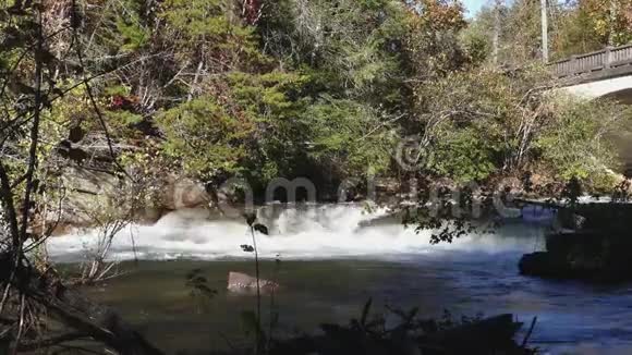佐治亚州塔卢拉峡4K塔卢拉河上的一个小瀑布后面有一座桥视频的预览图
