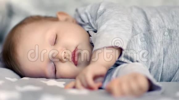 熟睡的小可爱的婴儿闭着眼睛躺着视频的预览图
