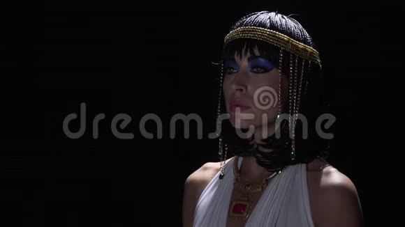 在埃及艳后的侧面特写蓝色的化妆穿着白色的裙子视频的预览图