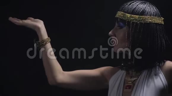 年轻的埃及艳后带着蓝色妆容的慢镜头视频的预览图