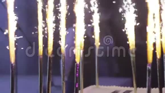 生日快乐蛋糕和燃烧的蜡烛视频的预览图