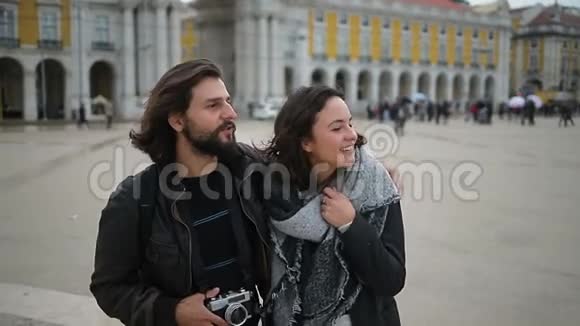 大胡子的微笑男人拥抱女朋友指着远处视频的预览图